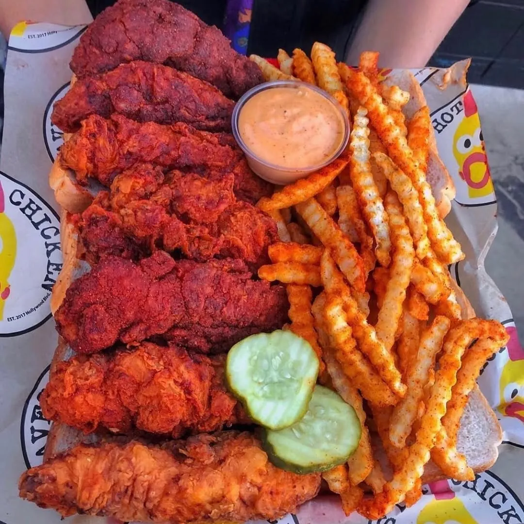 Crispy chicken tenders with sauce